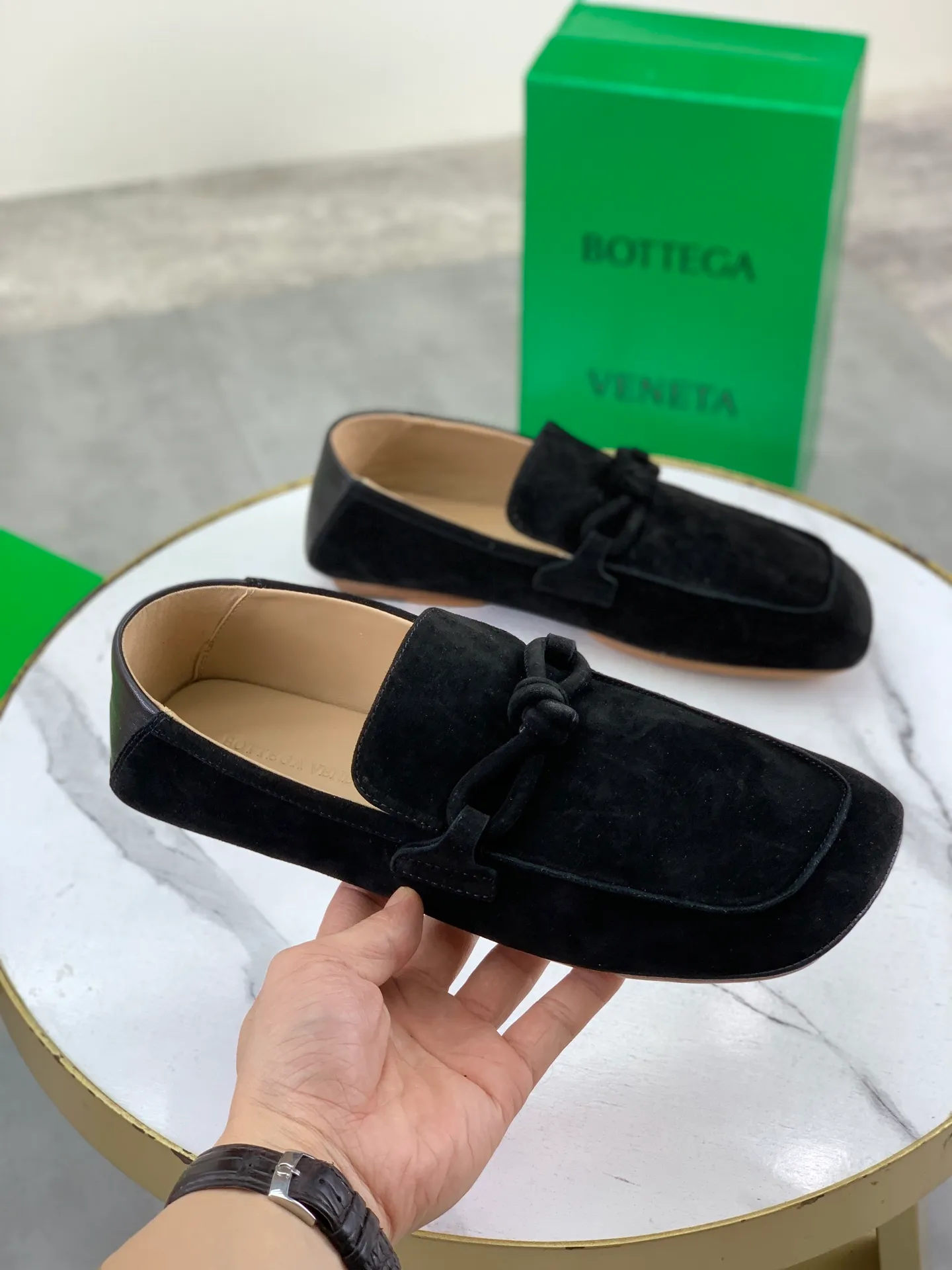 Factory price P760💰Top quality (genuine leather outsole series)💎💎💎 BOTTEGA VENETA official website synchronizes the latest model, top version of the highest version of BV business leather shoes in the market, accept material comparison, shoe type comparison, process comparison, practical and texture, versatile, suitable for any occasion, the more you look at it, the more flavorful it becomes. Pure hand-woven craftsmanship - upper material, imported original hand-woven calfskin - high-quality water-dyed sheepskin lining - original private model custom-made hand-made leather outsole -Size: female 35-39 (34 40 customized) male 39-44 (38 45 customized) Comes with original BV green box, complete packaging.